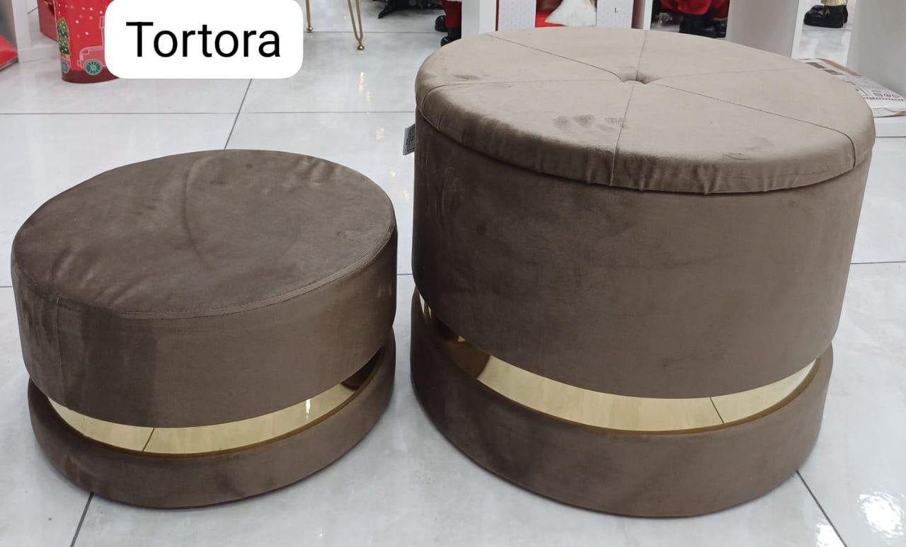 set 2 pezzi pouf in morbidissimo velluto con fascia oro.
