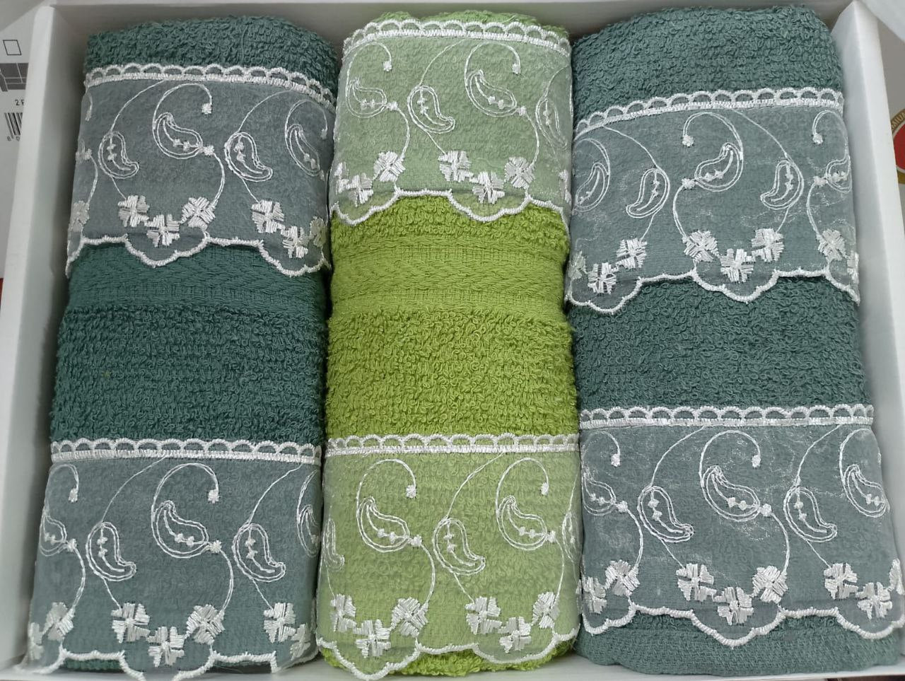 Set asciugamani 3 più 3 ospiti.