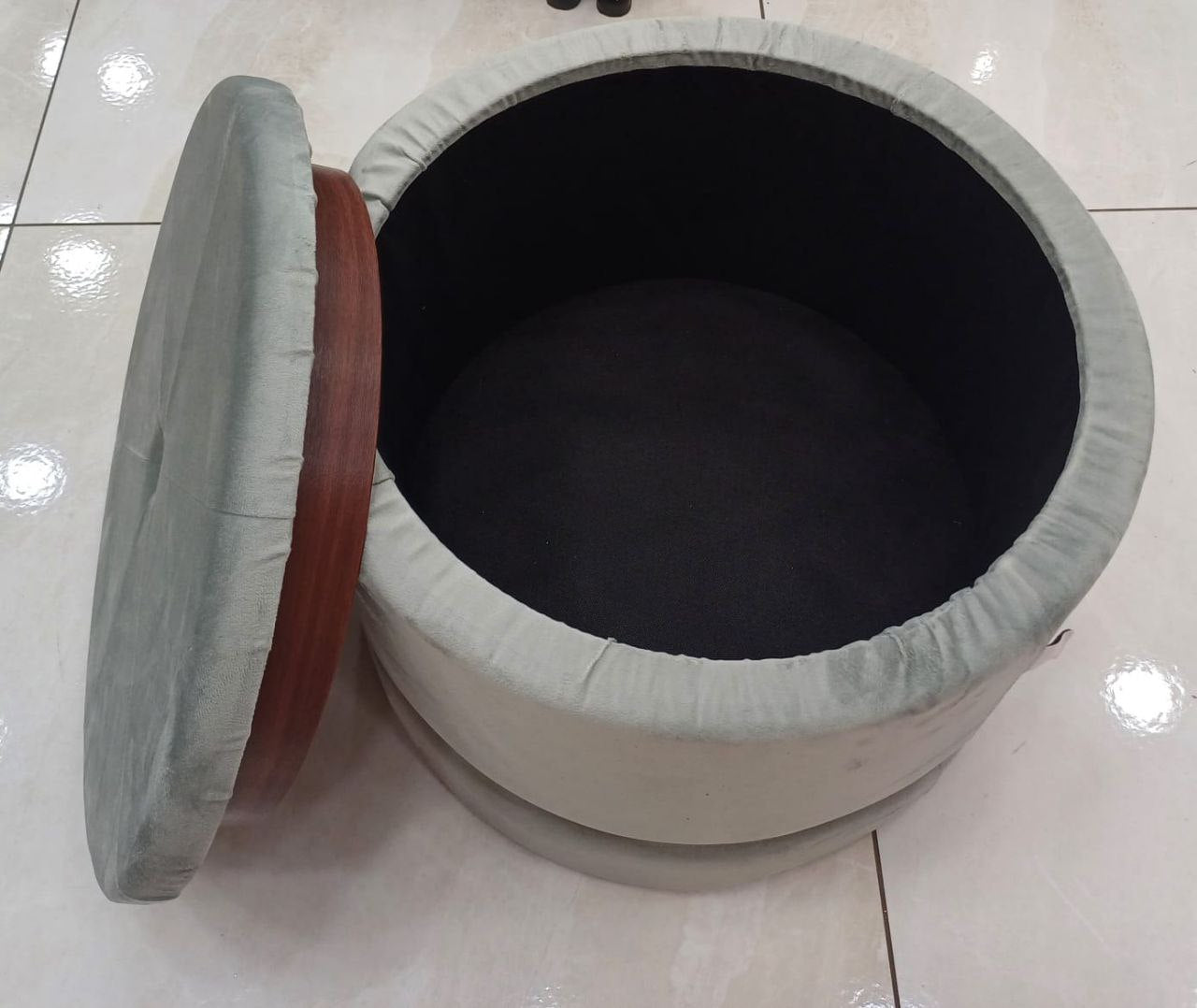 set 2 pezzi pouf in morbidissimo velluto con fascia oro.