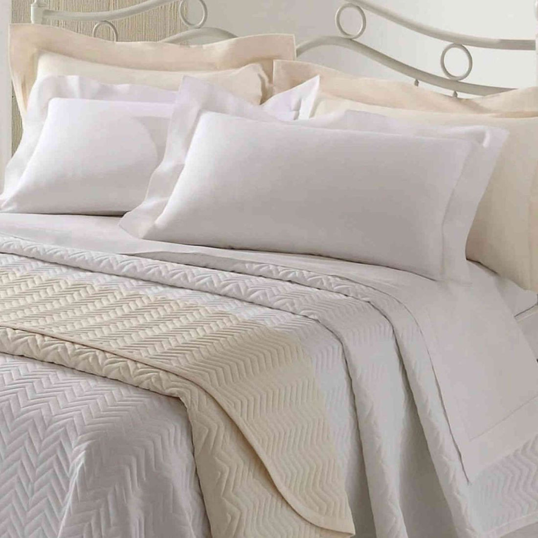 Completo Lenzuola Matrimoniale in Raso di Puro Cotone: L'Eleganza Italiana per la Tua Camera da Letto