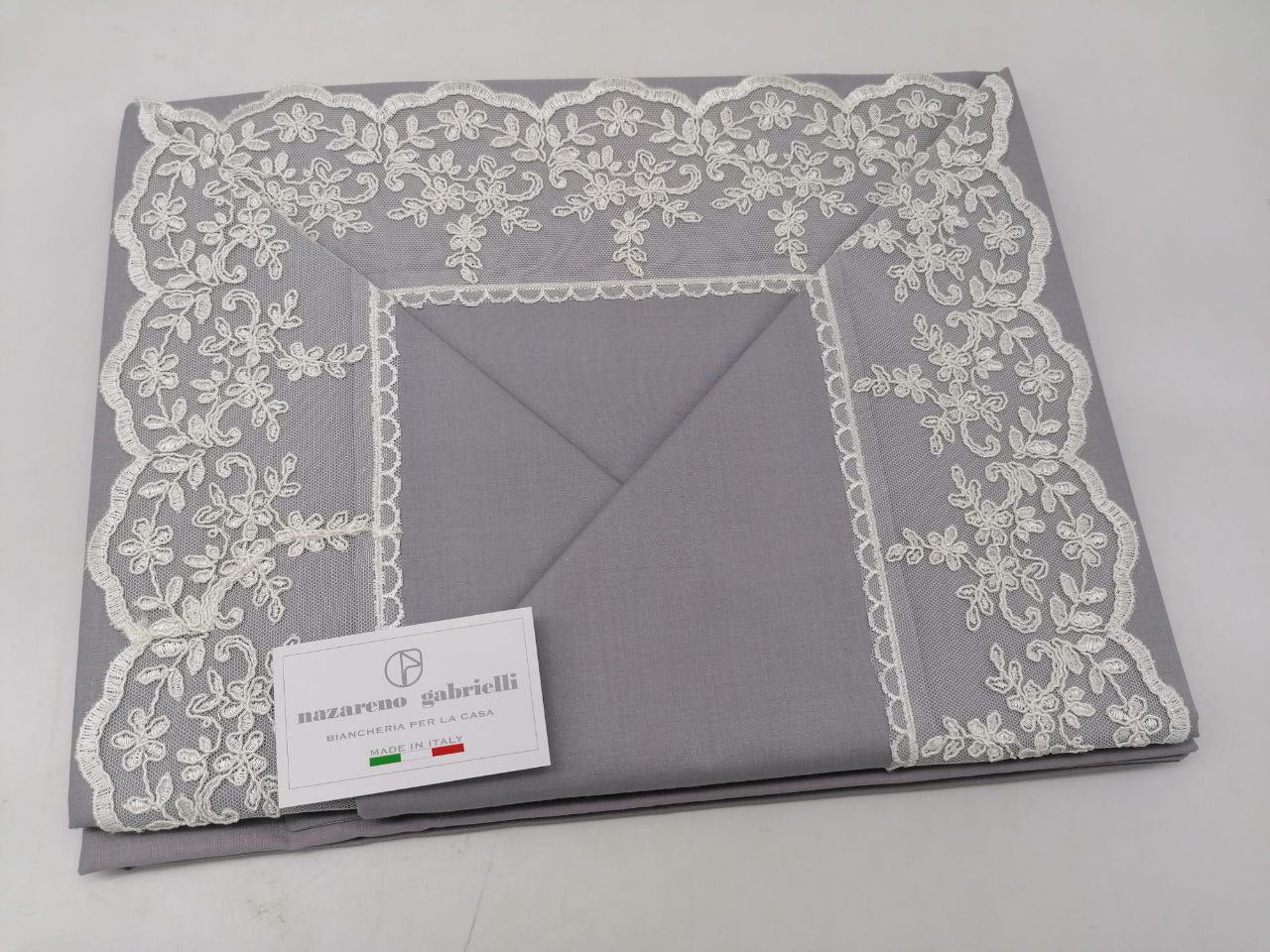 Completo Lenzuola Nazareno Gabrielli in Cotone con Elegante Balza in Tulle e Raffinato Macramè